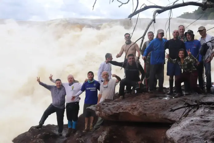 turistas en el raudal del jirijirimo.png
