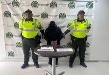 Mujer iba armada y sin papeles