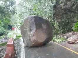 Grandes rocas taponan la vía Macanal-Santa María Boyacá