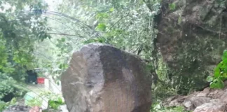 Grandes rocas taponan la vía Macanal-Santa María Boyacá