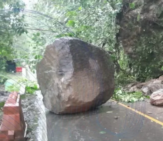 Grandes rocas taponan la vía Macanal-Santa María Boyacá
