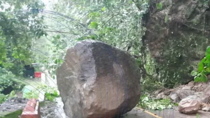 Grandes rocas taponan la vía Macanal-Santa María Boyacá