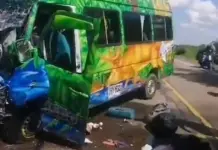 Fuerte choque entre colectiva de transporte público y Toyota en Pompeya
