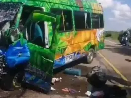 Fuerte choque entre colectiva de transporte público y Toyota en Pompeya