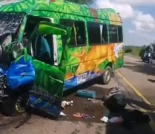 Fuerte choque entre colectiva de transporte público y Toyota en Pompeya